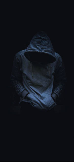 Hombre con sudadera y teléfono