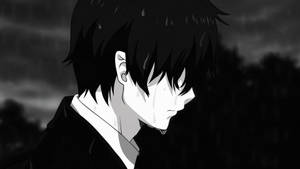 Hombre de anime triste llorando bajo la lluvia en 4K