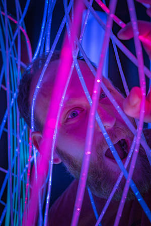 Hombre detrás de luces neón brillantes iPhone — Neón iPhone Fondos de pantalla
