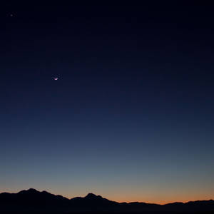 Fondo de pantalla de horizonte nocturno con luna para iPad