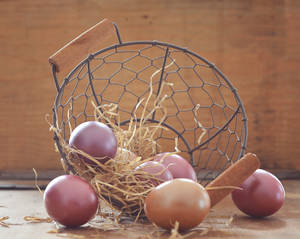 Huevos de Pascua marrones en una canasta metálica caída con heno, fondo de Pascua — 5:4 Fondos de pantalla