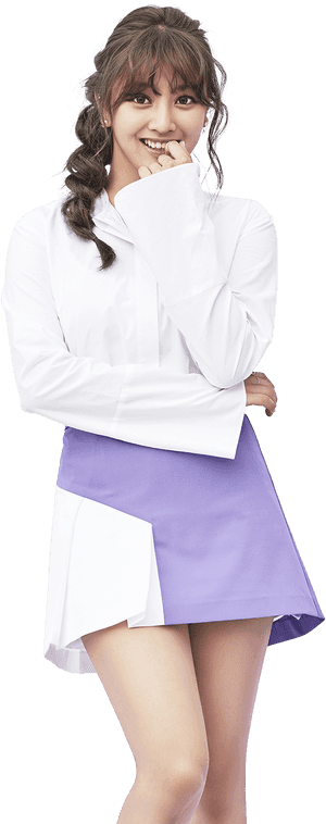 Ídolo del Kpop Sonriente con Vestimenta Blanca y Morada