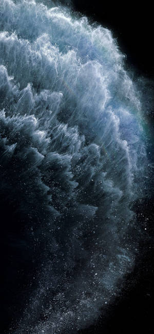 Fondo de pantalla para iPhone 11 de formaciones de olas en azul cristal oscuro.