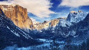 Fondo de pantalla 4K de una montaña en el valle de Yosemite.