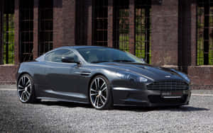 Impresionante Aston Martin DB9 plateado en la pista de carreras — MacBook Pro 13 Fondos de pantalla