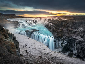 Impresionante cascada azul que fluye entre formaciones rocosas — Cascada Fondos de pantalla