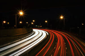 Impresionante lapso de tiempo de autos con luces oscuro 4k