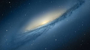 Fondo de pantalla 4K de galaxia con un núcleo blanco brillante