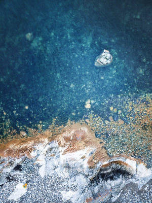 iPad Pro Agua Cerca de Rocas Pequeñas