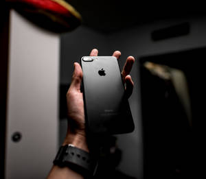 fotografía de enfoque selectivo de un iPhone 7 Plus negro — iPhone 8 Fondos de pantalla