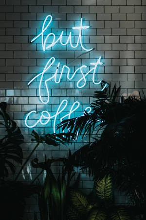 iPhone azul neón con 'But First Coffee' — Azul neón Fondos de pantalla
