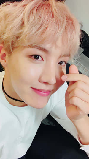 J-hope BTS Corazón con los dedos — Bts Fondos de pantalla