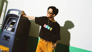 J-Hope posando con un cajero automático — Bts Fondos de pantalla
