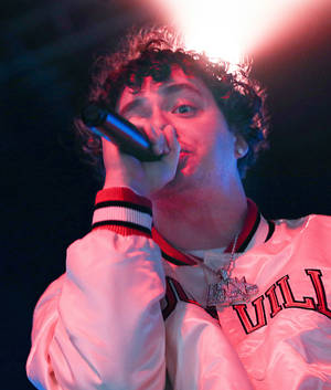 Fondo de pantalla Jack Harlow sosteniendo micrófono — Apple Watch Fondos de pantalla