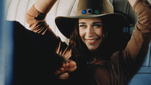 Fondo de pantalla de Jennifer Love Hewitt usando un sombrero marrón