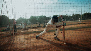 Fondo de pantalla de jugador de críquet inclinado — Studio Display Fondos de pantalla