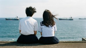 Taku y Rikako sentados en la azotea de la escuela con vista al mar en Ocean Waves. — Olas del mar Fondos de pantalla