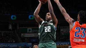Fondo de pantalla de Khris Middleton en posición de tiro — AMOLED Fondos de pantalla