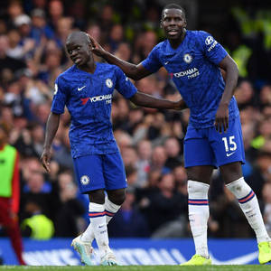 Kurt Zouma Sosteniendo Cabeza de Compañero — 1:1 Fondos de pantalla