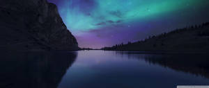 Aurora boreal ultraancha con cielo color pastel azul y púrpura con estrellas, vista desde las montañas. — 2560x1080 Fondos de pantalla