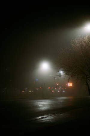 Fondo de pantalla de calle nocturna vacía y farola brillante