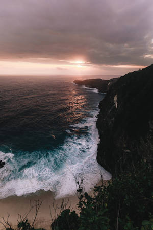 Océano e isla durante el atardecer en Indonesia.