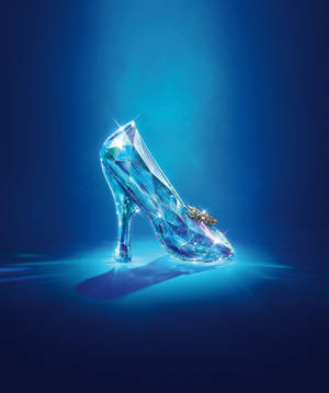 Fondo de pantalla de la Brillante Zapatilla de Cristal de Cenicienta — Galaxy Z Fold 6 Fondos de pantalla