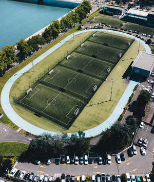Fondo de pantalla de un enorme campo de fútbol durante el día. — Galaxy Z Fold Fondos de pantalla