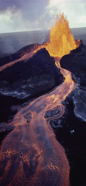 La impresionante belleza de una erupción volcánica en el Parque Nacional de los Volcanes de Hawái. — Galaxia A27 Fondos de pantalla
