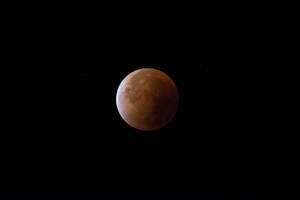 Luna en cielo negro durante la oscura medianoche. Luna roja en el cielo nocturno. Luna estética.