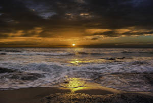 Fondo de pantalla de amanecer oscuro con olas del mar