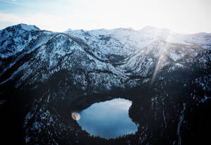 Lago Majestuoso Oscuro 4k