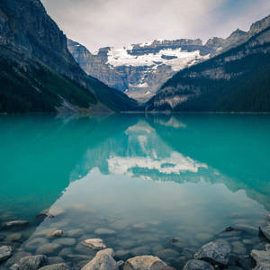 Fondo de pantalla lago montaña rocosa iPad
