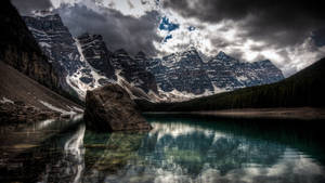 Fondo de pantalla del Lago Moraine Oscuro — 2560x1440 Fondos de pantalla