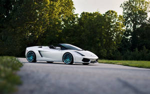 Fondo de pantalla del Lamborghini Gallardo Spyder blanco descapotado.