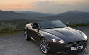 Leyenda: Elegante Aston Martin DB9 en la carretera — MacBook Air M1 Fondos de pantalla