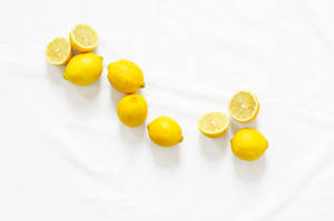 Fondo de pantalla de limones americanos amarillos y frescos sobre superficie blanca — Limpio Fondos de pantalla
