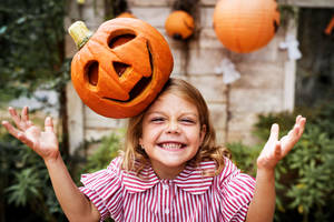 Fondo de pantalla de linda calabaza de Halloween sobre la cabeza de una niña. — Lindos de Halloween Fondos de pantalla