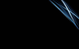 Luces brillantes onduladas azules, blancas y plateadas en la parte superior derecha de un fondo negro