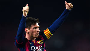 Fondo de pantalla de Lionel Messi levantando las dos manos en señal de pulgares arriba