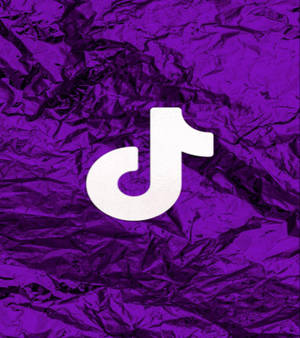 Fondo de pantalla de logo de TikTok en tela drapeada púrpura oscura — Motorola Razr Fold Fondos de pantalla