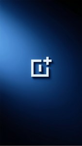 Logotipo minimalista de OnePlus centrado sobre un degradado azul oscuro.