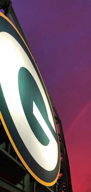Fondo de pantalla del logotipo de Green Bay Packers en el campo — iPhone 14 Pro Max Fondos de pantalla