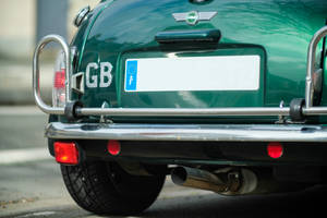 Logotipo de Mini Cooper en la parte trasera de un vehículo Mini Cooper verde