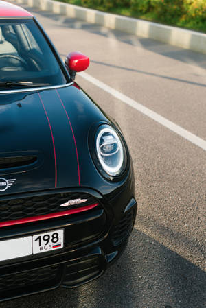 Logotipo de Mini Cooper de un vehículo Mini Cooper negro