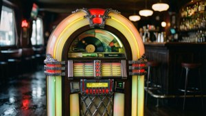 Una rocola iluminada con neón en un bar retro y melancólico. — Estética retro Fondos de pantalla