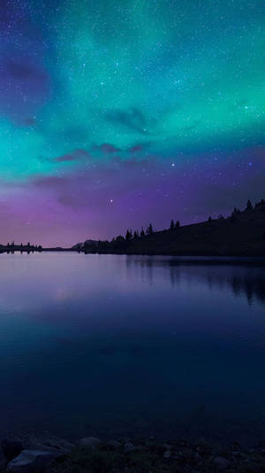 Aurora boreal en el cielo nocturno fondo de pantalla iPhone