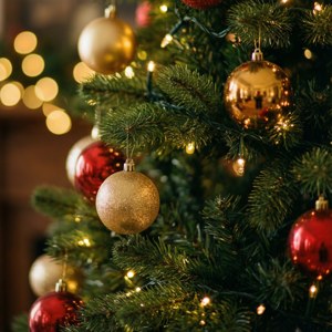 Un primer plano acogedor de un árbol de Navidad con luces cálidas de bokeh. — Navideño aesthetic Fondos de pantalla