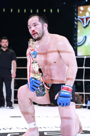 Luchador de MMA japonés Hayato Sakurai con rostro ensangrentado — Anime pelea Fondos de pantalla
