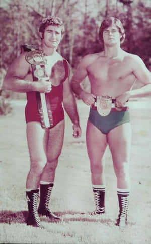 Luchadores Bob Armstrong y Robert Fuller: foto vintage de cuerpo entero — Galaxy Tab S10 FE Fondos de pantalla